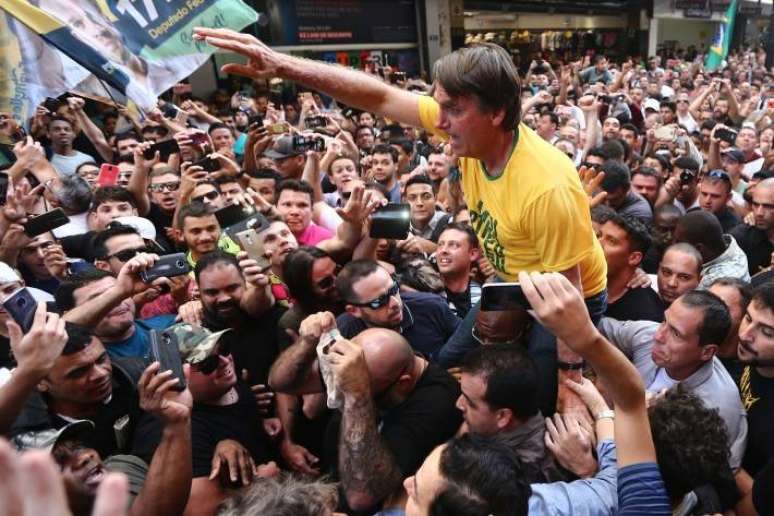 O então candidato à Presidência Jair Bolsonaro, momentos antes da facada, em Juiz de Fora (MG).