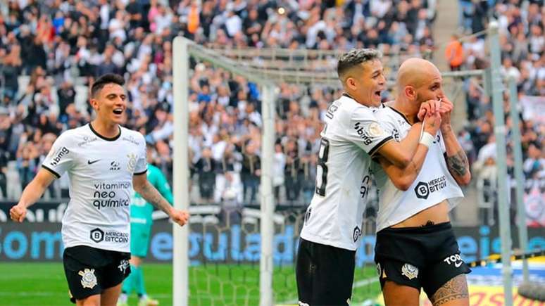 No primeiro turno, o Timão venceu o Goiás por 1 a 0, gol marcado por Fábio Santos (Foto: Karen Fontes / iShoot / L!)