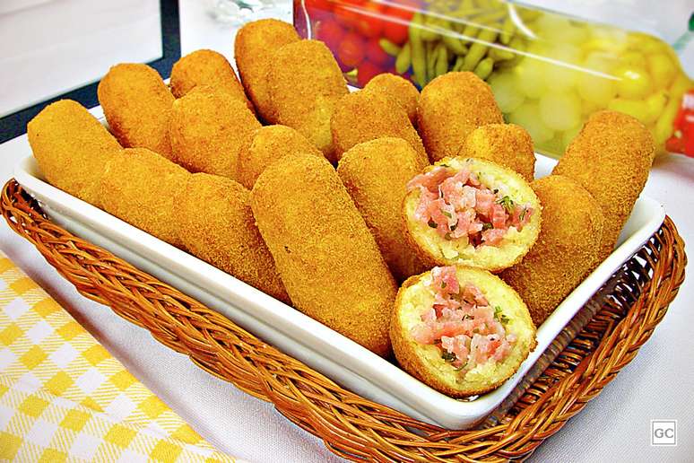 Croquetes de mandioca com salame em cesta