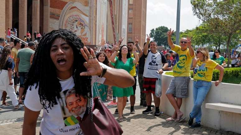 Eleitores de Lula e Bolsonaro na Catedral Bas&iacute;lica do Santu&aacute;rio Nacional de Nossa Senhora Aparecida no dia da padroeira do Brasil, em Aparecida, Estado de S&atilde;o Paulo, em 12 de outubro de 2022.