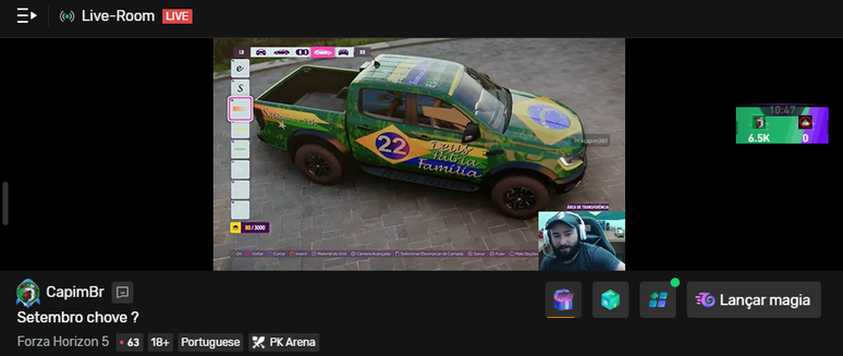 Carro de Capim decorado com s&iacute;mbolos nacionais.