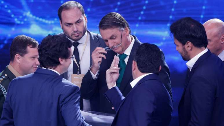 Bolsonaro e aliados, incluindo o ex-juiz e atual senador Sergio Moro, no debate da Band em 16 de outubro