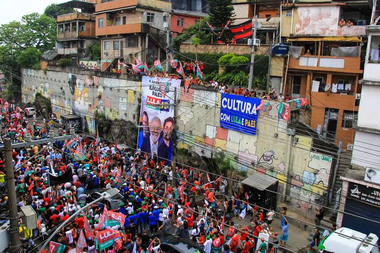 Visita de Lula ao Complexo do Alemão, no Rio, colocaram as favelas em destaque na corrida eleitoral do segundo turno