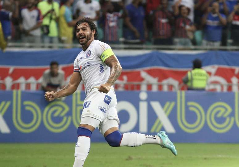 Ex-jogador do Bahia e Chapecoense faz gol e garante empate da