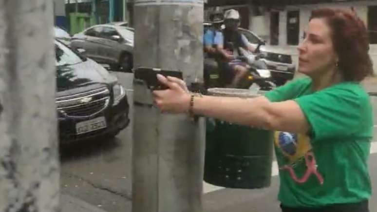 Carla Zambelli aponta arma para homem em bairro nobre de São Paulo