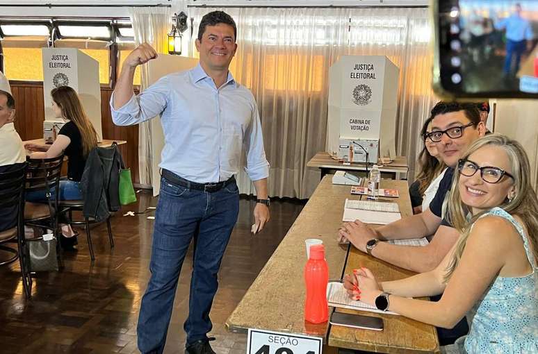 O senador eleito do Paraná, Sergio Moro, votou em Curitiba na manhã de domingo.