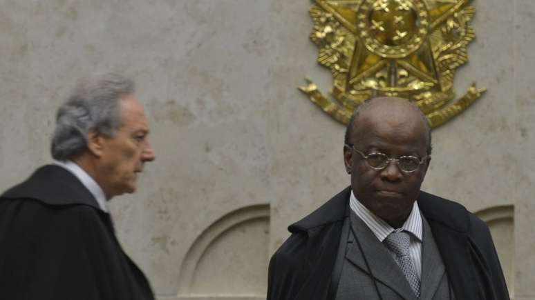 Ricardo Lewandowski e Joaquim Barbosa durante julgamento do mensal&atilde;o; esc&acirc;ndalo marcou governo Lula