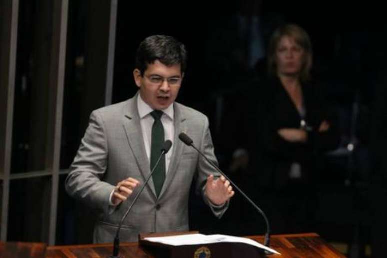 O senador Randolfe Rodrigues acusou o Ministro da Justiça e o diretor-geral da PRF de ataques à democracia.