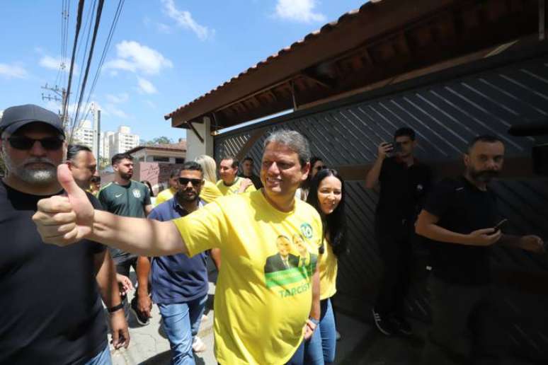 Candidato ao Governo do Estado de São Paulo, Tarcísio de Freitas (Republicanos), vota na Escola Carlos Saloni, em São José dos Campos.