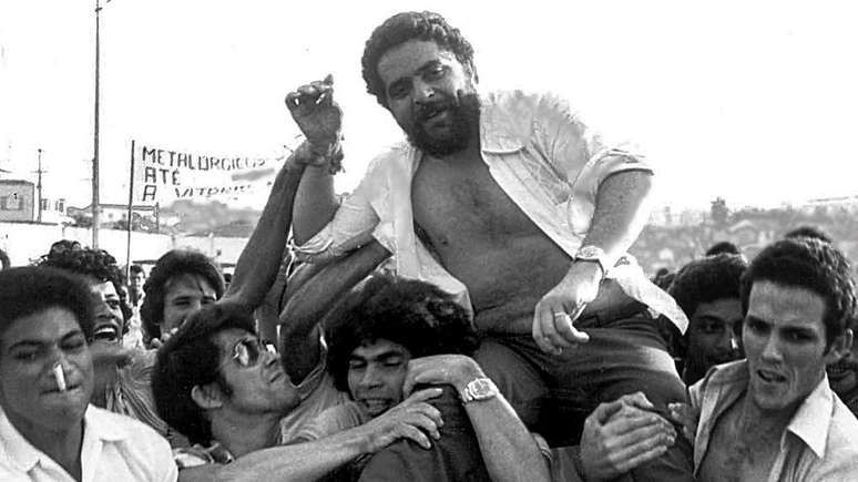 Lula ap&oacute;s com&iacute;cio de sindicalistas em 1979; no Sindicato dos Metal&uacute;rgicos, ele lan&ccedil;ou as greves de oper&aacute;rios que contribu&iacute;ram para o enfraquecimento da ditadura militar