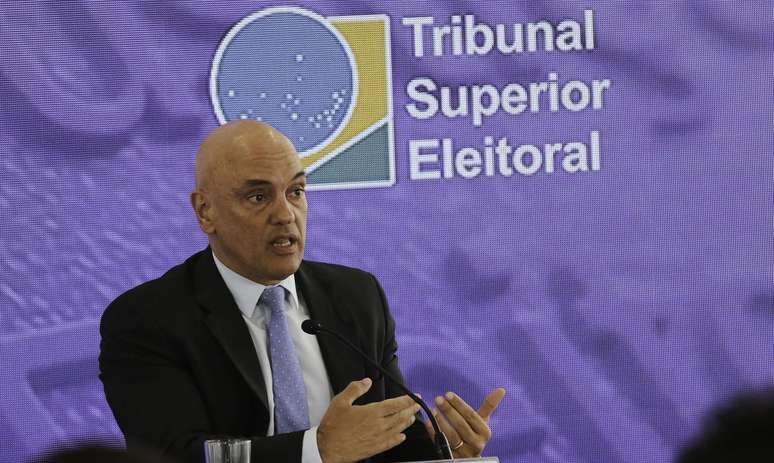 O presidente do Tribunal Superior Eleitoral, Alexandre de Moraes, comenta em coletiva de imprensa, o andamento das eleições gerais.