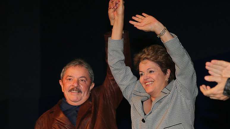 Lula com Dilma em 2013; em campanha acirrada com menor presen&ccedil;a do ex-presidente, a petista venceu A&eacute;cio Neves
