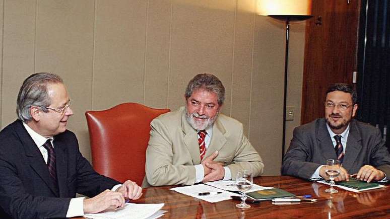 O ex-ministro Antonio Palocci (dir.) afirmou em depoimento que Lula tinha 'pacto de sangue' com Odebrecht; acima, os dois com Jos&eacute; Dirceu em 2004