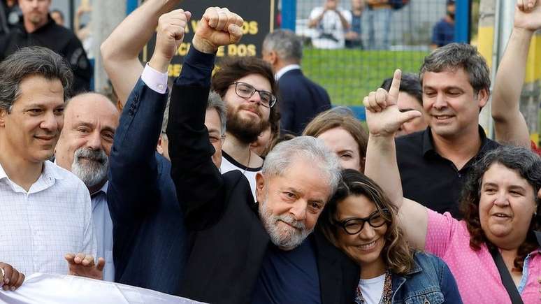 Lula deixou a Superintend&ecirc;ncia da Pol&iacute;cia Federal em Curitiba e se encontrou com apoiadores