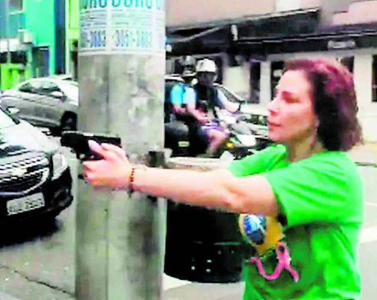 Deputada federal Carla Zambelli (PL-SP) com arma em punho no bairro Jardins, em São Paulo
