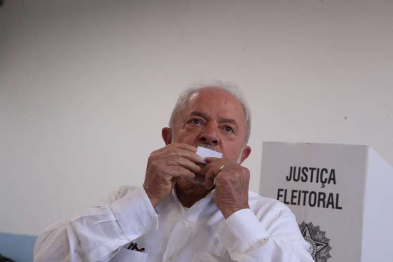 O ex-presidente e candidato do PT à Presidência da República, Luiz Inácio Lula da Silva, vota na Escola Estadual Dr. João Firmino Correia de Araujo, em São Bernardo do Campo, no ABC Paulista, neste domingo, 30 de outubro de 2022.