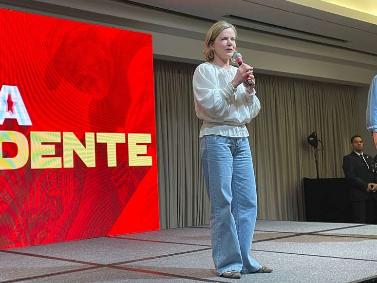 Gleisi Hoffmann em entrevista coletiva neste domingo, 30