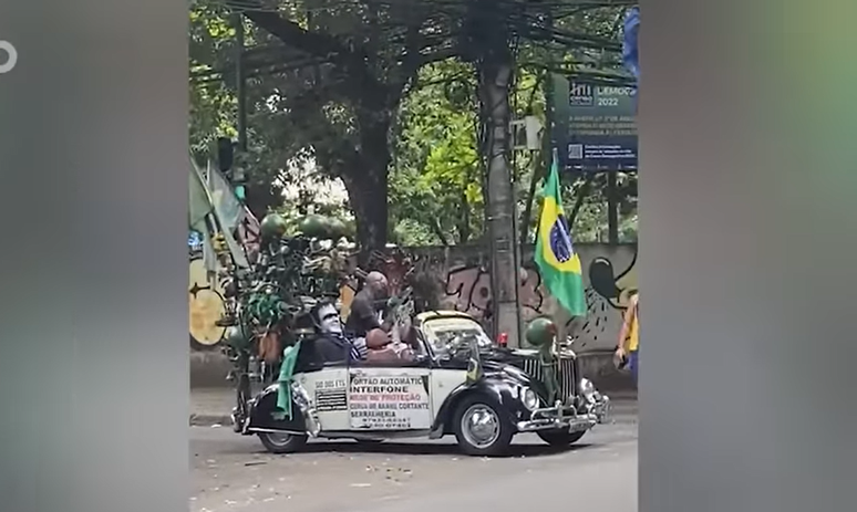 O carro estava ornamentado com bandeiras do Brasil e tocava o Hino Nacional