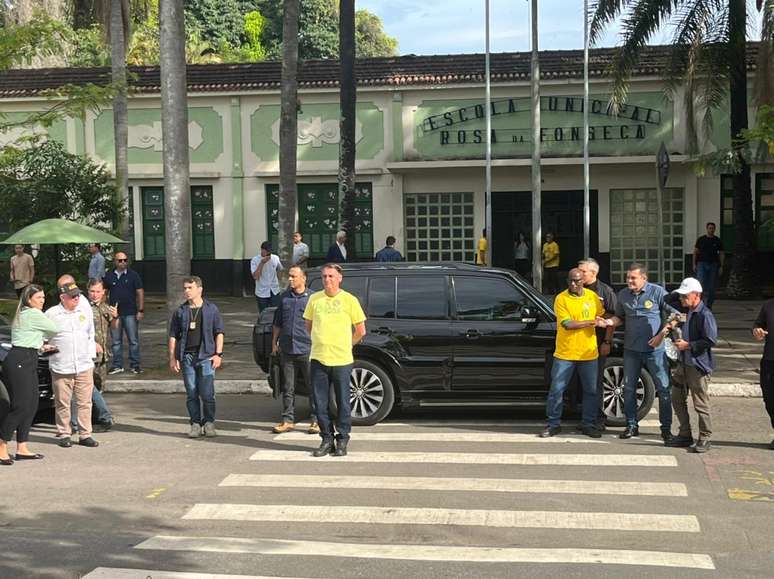 Bolsonaro em frente à escola aguardando a abertura da votação