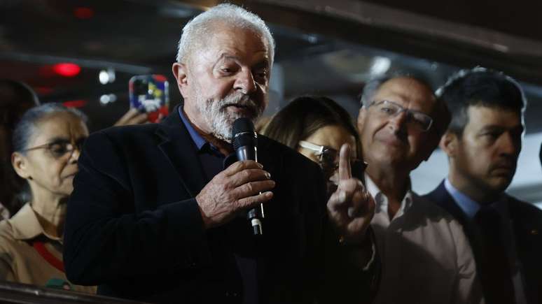 Lula afirmou 'estar metade alegre e metade preocupado' com os próximos meses até sua posse