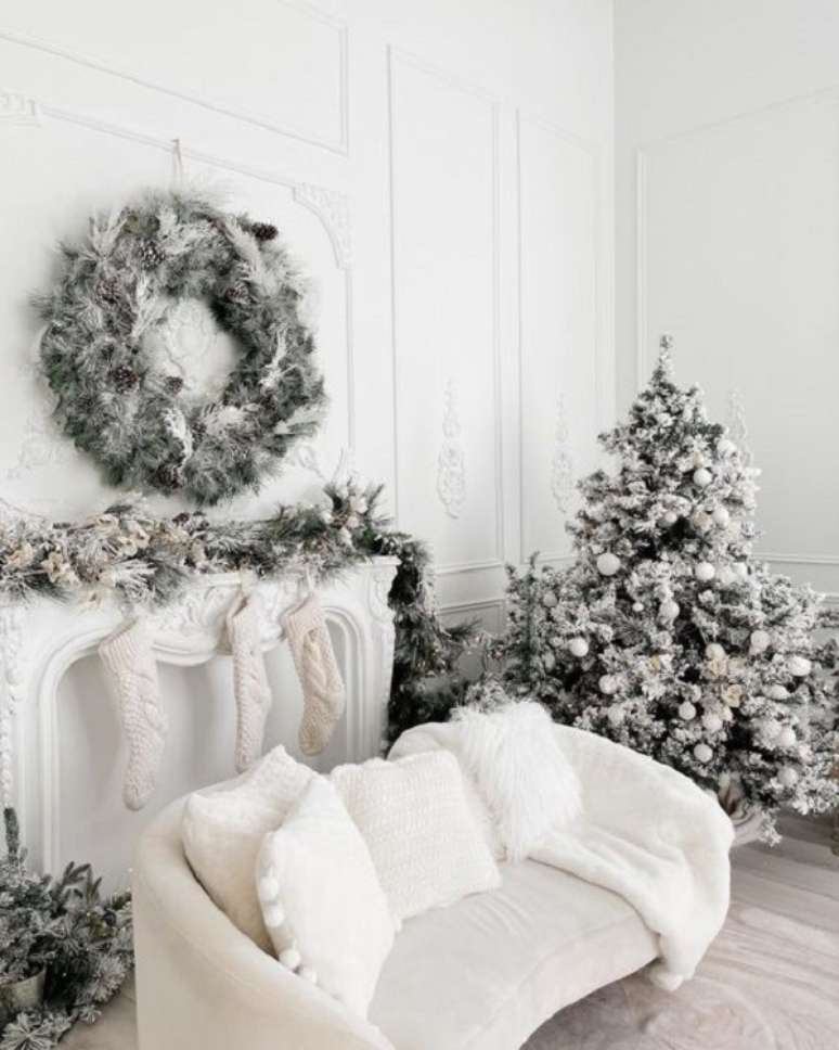 51. Sala branca decorada com &aacute;rvore de natal nevada &ndash; Foto Mintroom