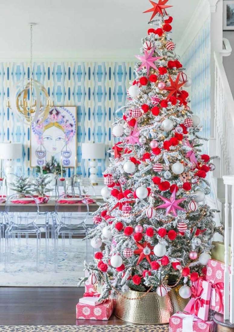10. Decora&ccedil;&atilde;o moderna com &aacute;rvore de natal nevada com enfeites vermelhos e rosa &ndash; Foto Decor Facil