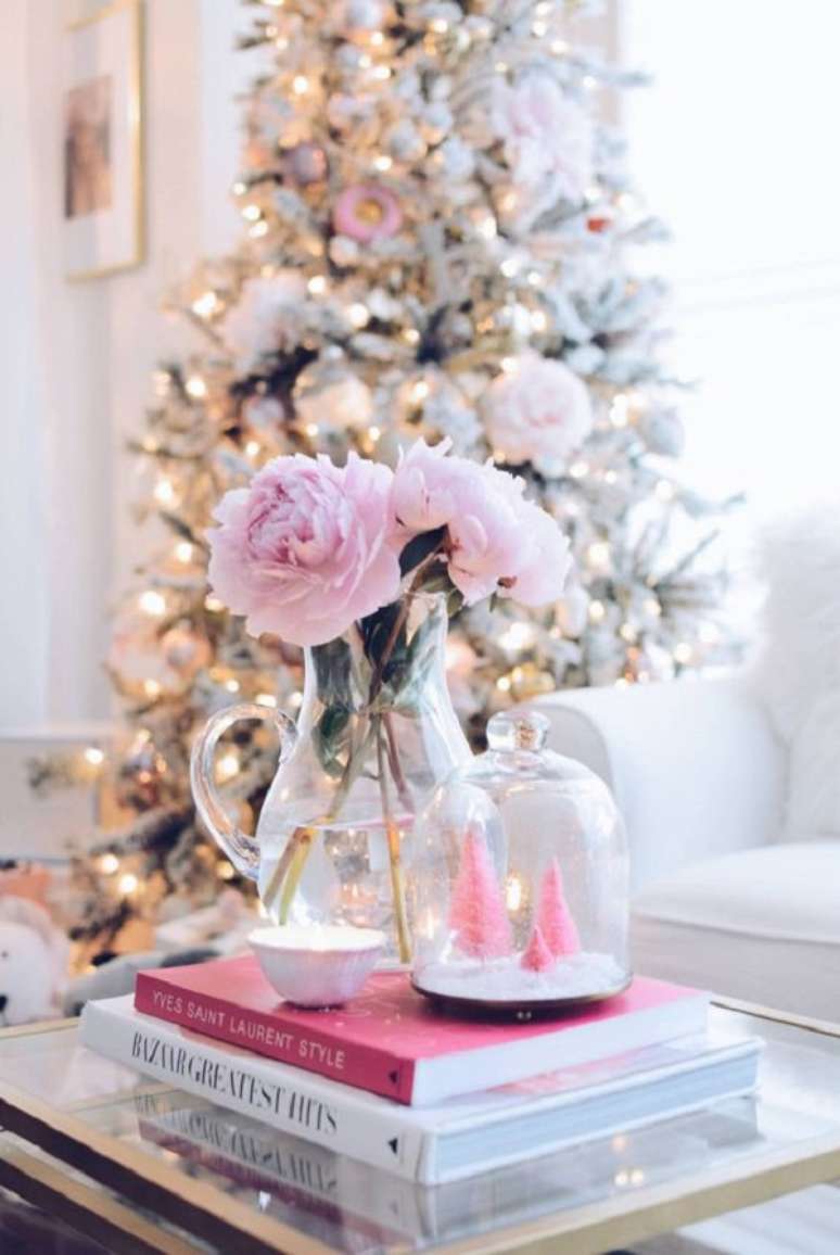 50. Sala charmosa com &aacute;rvore de natal nevada &ndash; Foto The Pink Dream