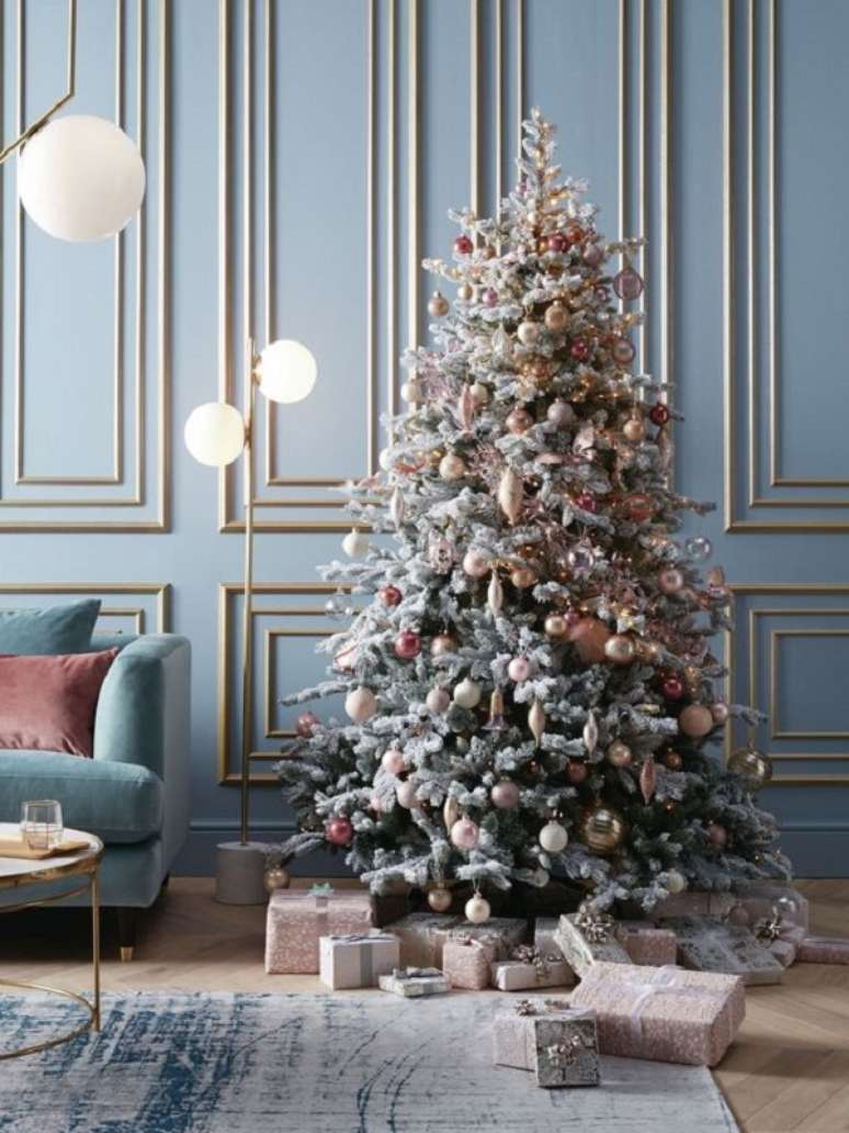 22. &Aacute;rvore de natal nevada enfeitada com rose gold &ndash; Foto Country Living Magazine