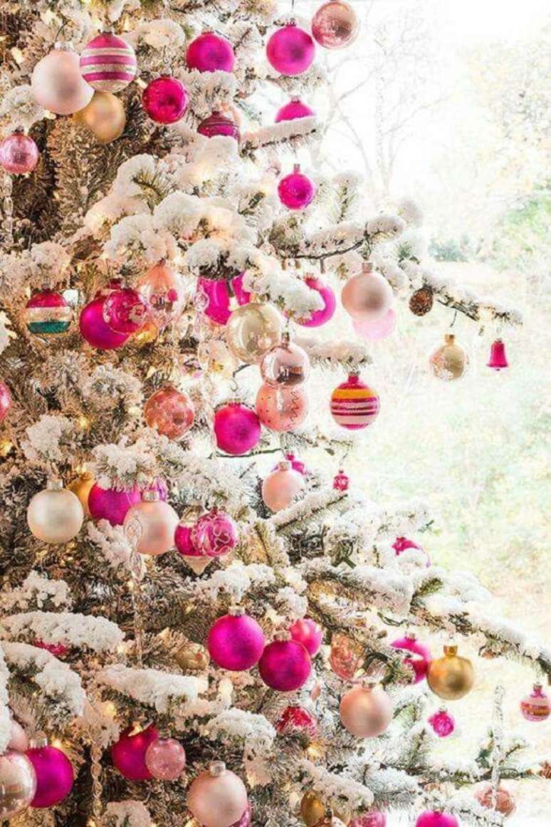 7. &Aacute;rvore de natal nevada com bolas de natal em rosa &ndash; Foto Casa Abril