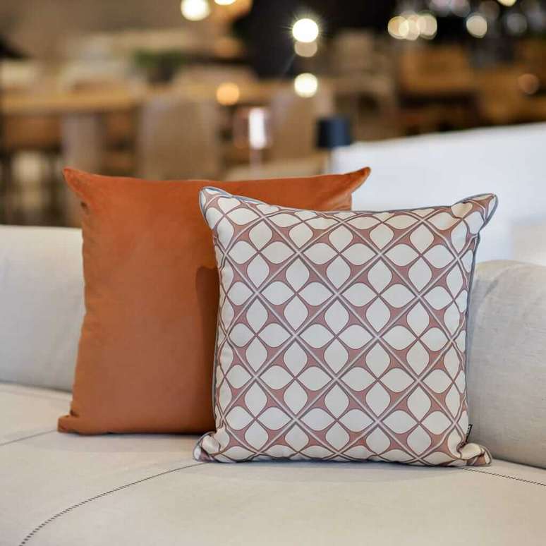7. Almofada decora&ccedil;&atilde;o: almofadas geom&eacute;tricas estampadas ou lisas formam uma linda composi&ccedil;&atilde;o no ambiente. Fonte &ndash; Luisa Decor