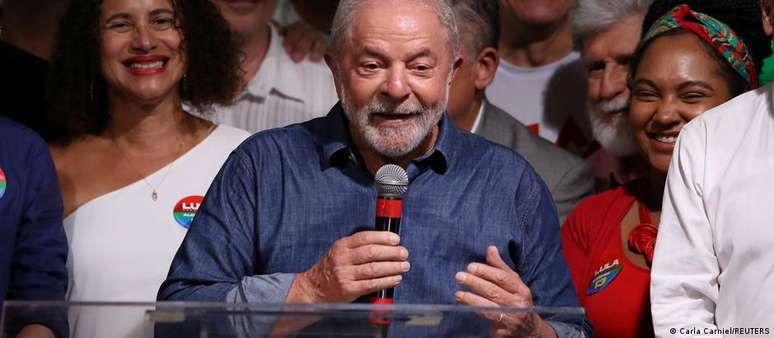 "É hora de reunir de novo as famílias, refazer os laços de amizade rompidos pela propagação criminosa do ódio. A ninguém interessa viver num país dividido", disse Lula