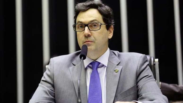 'Eu nunca vi direita que &eacute; todo mundo funcion&aacute;rio p&uacute;blico. S&atilde;o todos ex-pol&iacute;ticos, ex-militares, ex-policiais, ex-burocratas. Isso &eacute; a direita?', questiona Luiz Philippe de Orleans e Bragan&ccedil;a (PL-SP)