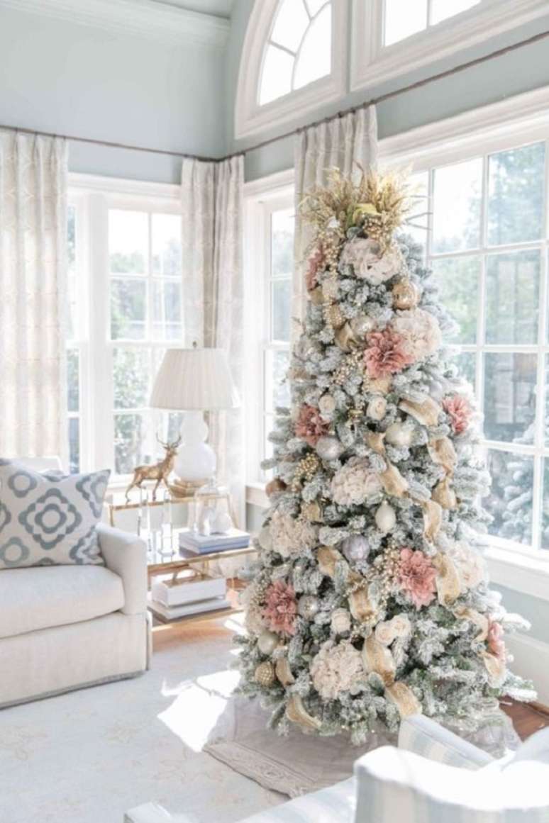 11. &Aacute;rvore de natal nevada com enfeites charmosos como flores e la&ccedil;os &ndash; Foto Blue Gray Gay