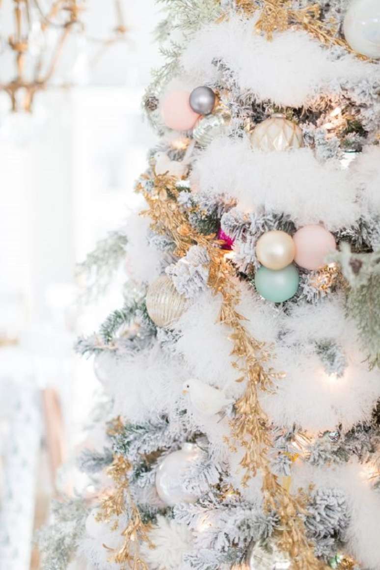 25. &Aacute;rvore de natal nevada com plumas brancas e enfeites em tons pasteis &ndash; Foto Craft Berry Bush