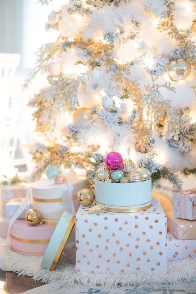 41. Decora&ccedil;&atilde;o natalina com &aacute;rvore de natal nevada &ndash; Foto Decor Facil