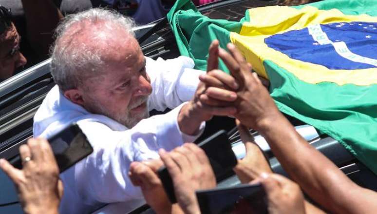 O presidente eleito Luiz Inácio Lula da Silva (PT) é saudado por simpatizantes 