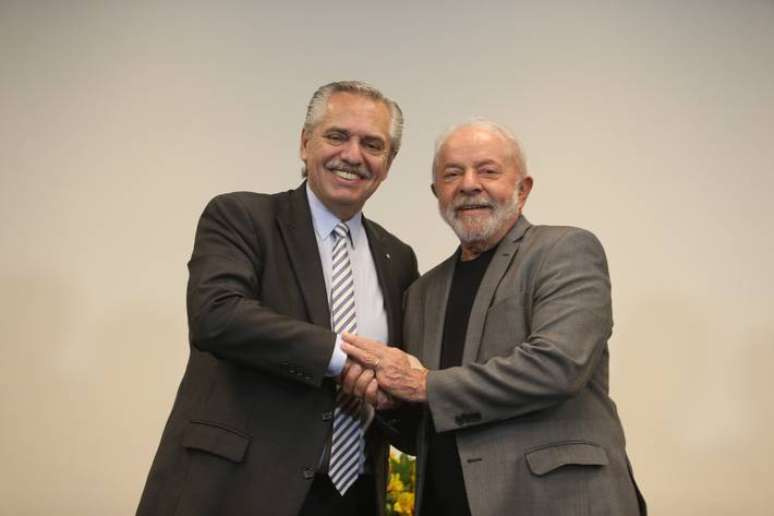 O presidente da Argentina, Alberto Fernández, é recebido pelo presidente eleito Luiz Inácio Lula da Silva, em São Paulo, um dia após sua vitória