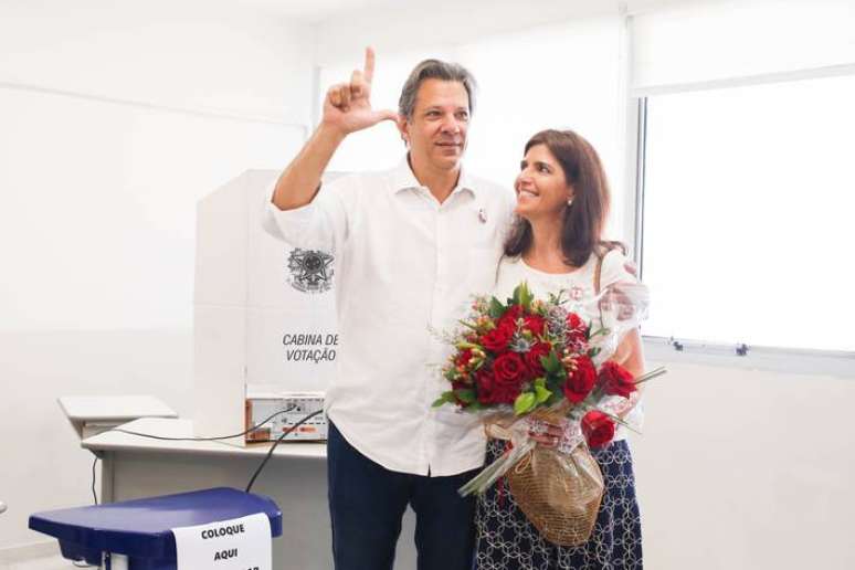 Fernando Haddad (PT) votou acompanhado da esposa, Ana Estela, em escola no bairro Indianópolis, na zona sul da capital paulista.