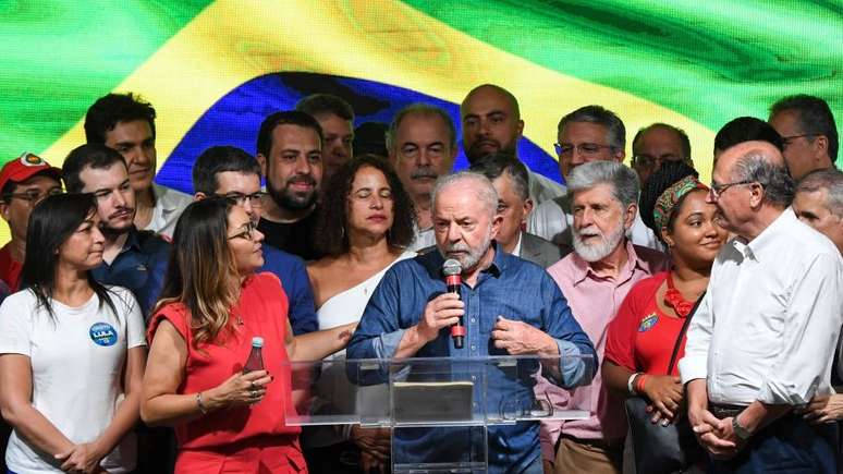 'Para a campanha é difícil, porque não há uma mensagem unificada. E para governar será muito difícil também, porque as políticas poderão ser confusas', diz Teitelbaum, sobre a grande coalizão que elegeu Lula