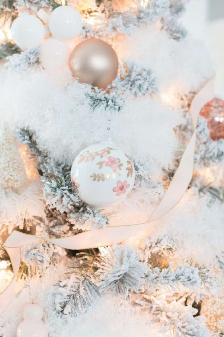 24. &Aacute;rvore de natal nevada com plumas brancas &ndash; Foto Craft Berry Bush