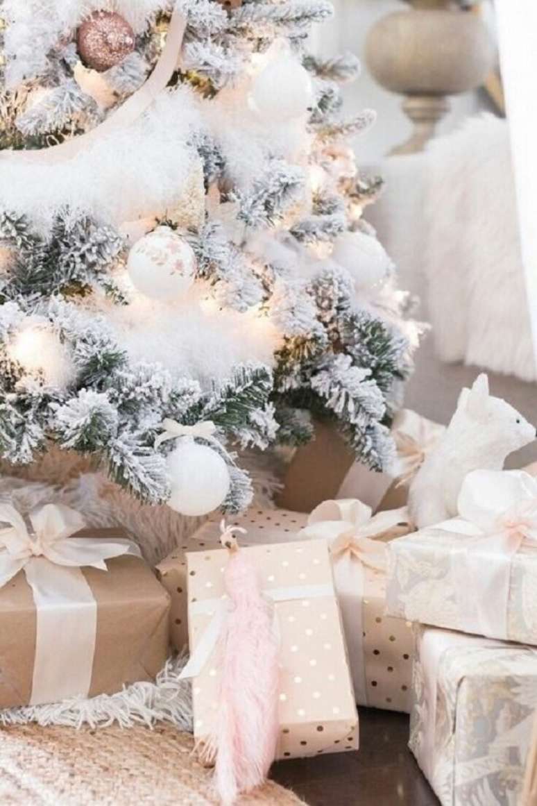 6. &Aacute;rvore de natal nevada com enfeites brancos &ndash; Foto Ana Rosa