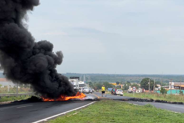 Manifestantes queimam pneus enquanto bloqueiam estradas federais durante um protesto no dia seguinte ao segundo turno da eleição presidencial brasileira, em Várzea Grande, no Estado de Mato Grosso - 31 de outubro de 2022
