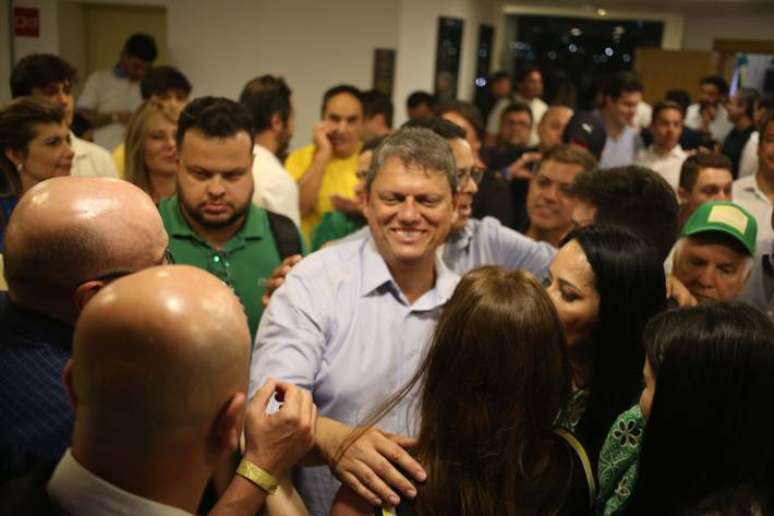Tarcísio de Freitas conversa com apoiadores depois de ser eleito governador de São Paulo