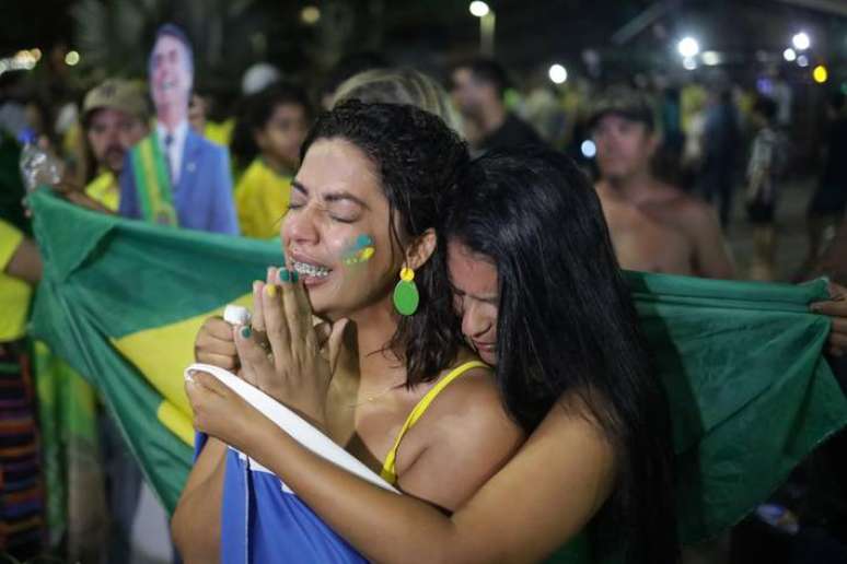 No Rio, apoiadores de Bolsonaro choram após a confirmação da derrota.