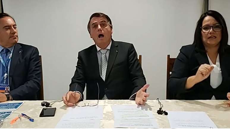 Bolsonaro em live de 18 de março de 2021, quando imitou pacientes com falta de ar; momento é um dos mencionados em pesquisas qualitativas por eleitores arrependidos