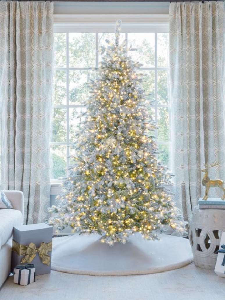 28. &Aacute;rvore de natal nevada com ilumina&ccedil;&atilde;o charmosa &ndash; Foto King Of Christmas