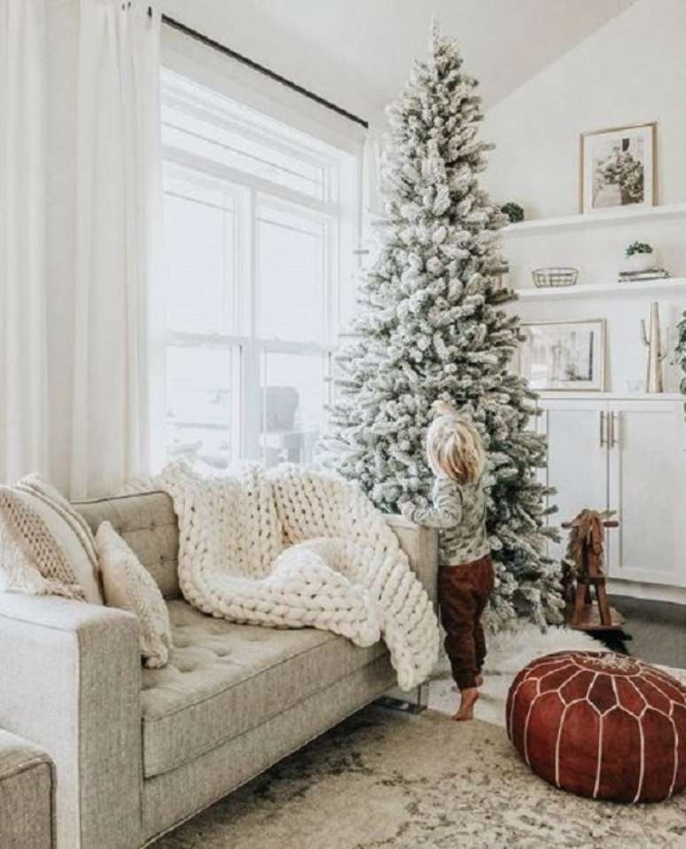 37. &Aacute;rvore de natal nevada para sala de estar chique &ndash; Foto Asr Design Studio