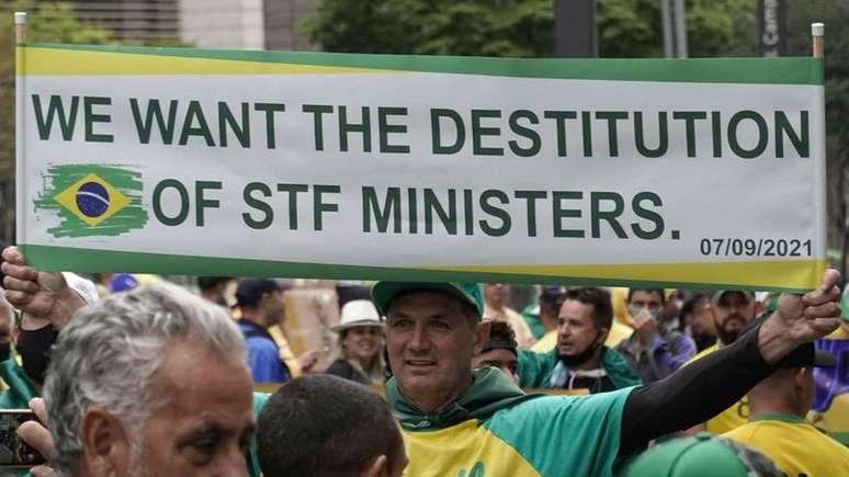 Num cartaz em ingl&ecirc;s, manifestante pede a destitui&ccedil;&atilde;o dos ministros do STF em protesto bolsonarista no 7 de setembro de 2021 em S&atilde;o Paulo