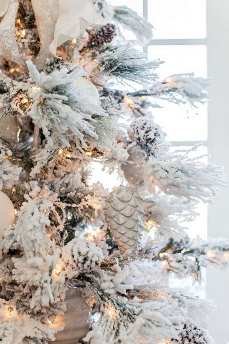 26. &Aacute;rvore de natal nevada com pinho dourado &ndash; Foto Rachel Parcell