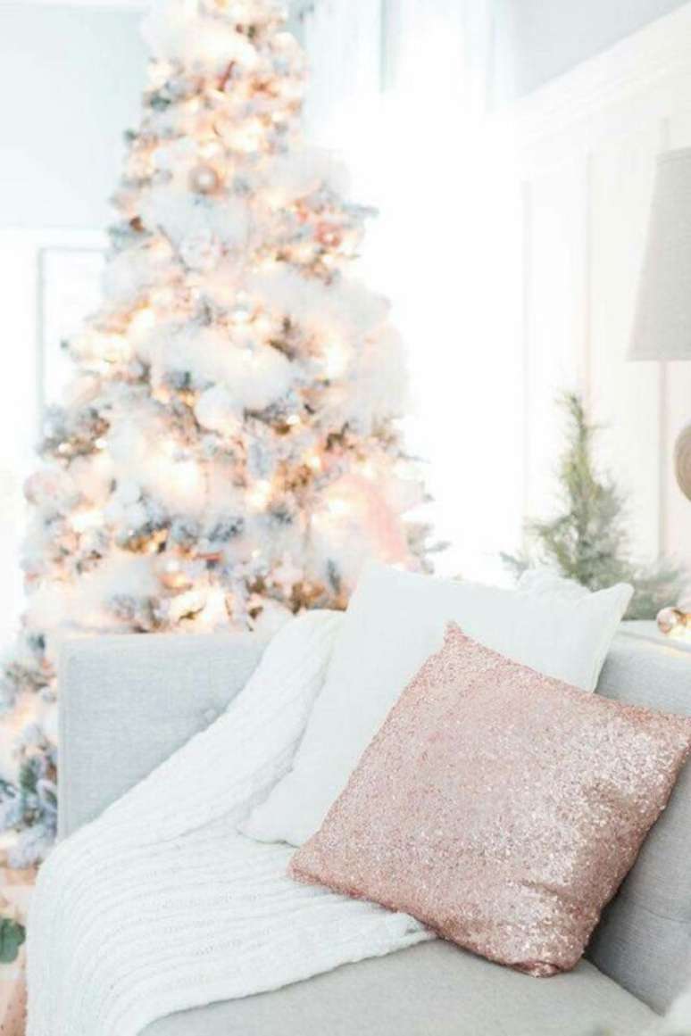 47. Sala rose gold com &aacute;rvore de natal nevada e iluminada &ndash; Foto Decor Facil
